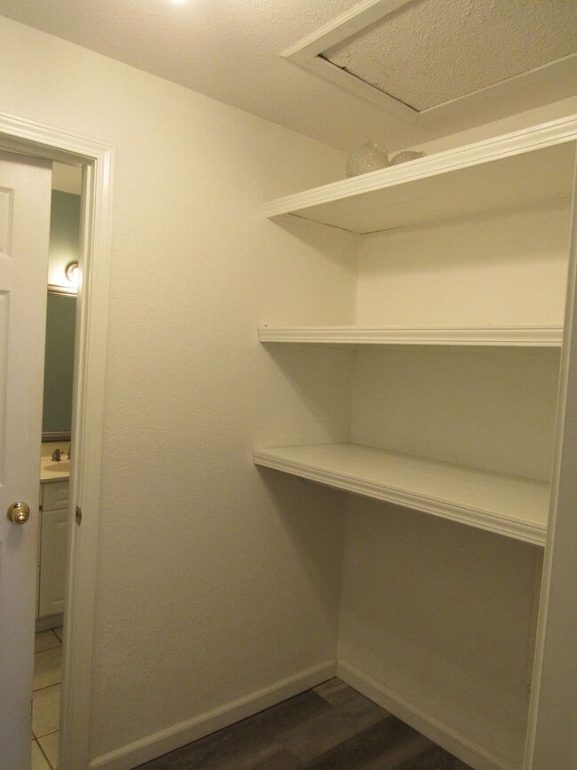 Building Photo - 4 bedroom lake view home