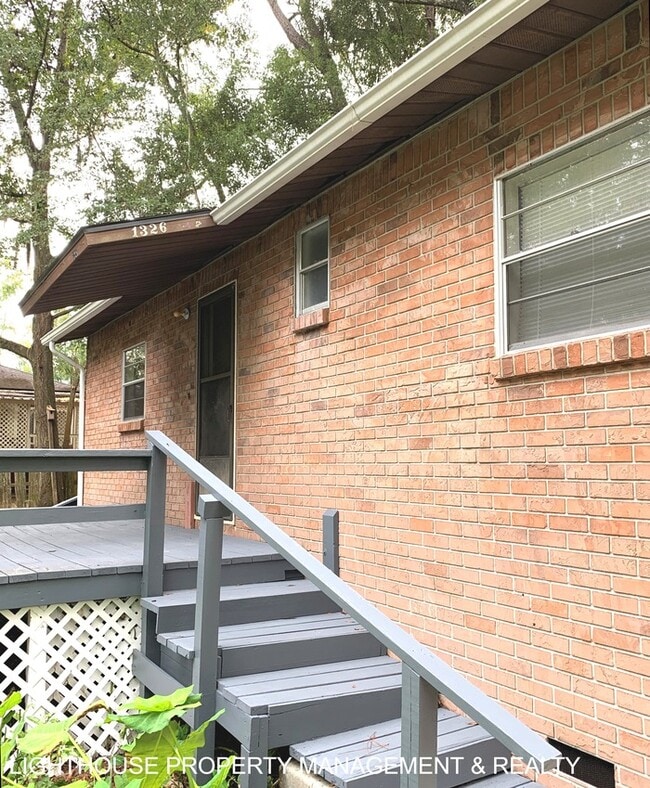 Building Photo - Cozy 2/1 duplex