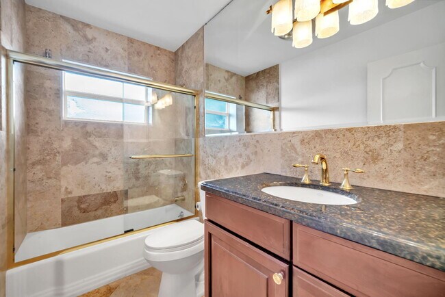 Building Photo - 2400 NE 36th St