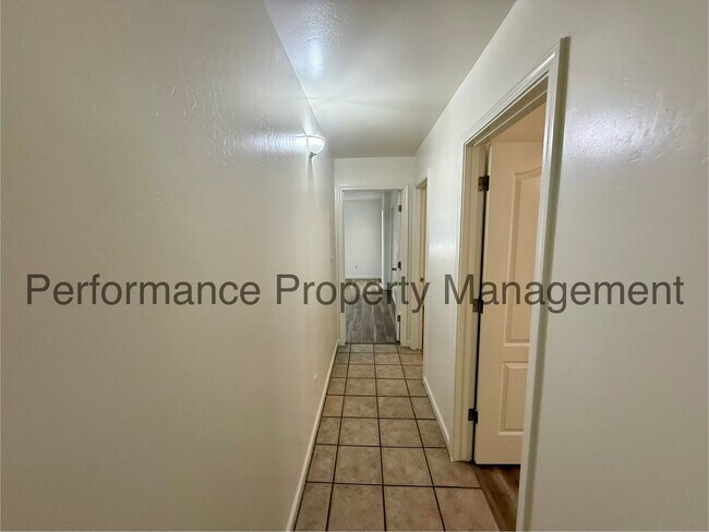 Building Photo - Stunning 5 Bed/2 Bath NW Bakersfield Home