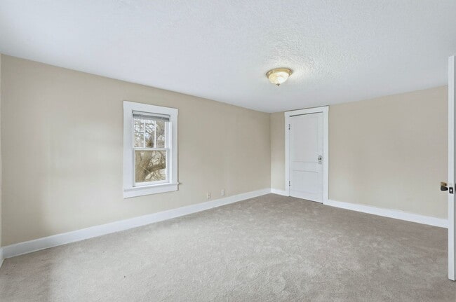 Building Photo - Updated 3-Bedroom Home with New Kitchen & Carpet