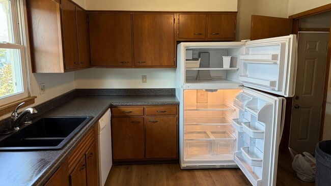 Building Photo - North central Ames 2 bedroom updated duplex, hardwood floors, and garage