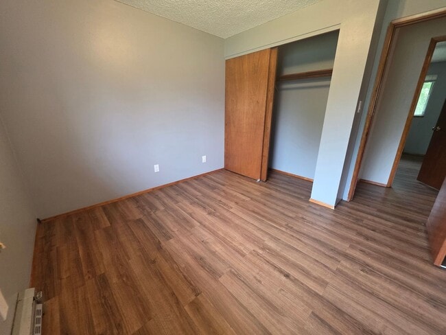 Building Photo - NE Tacoma "Retro" Rambler home - 3 bedroom plus den with 1 bathroom, 2 car garage, AC units - Ava...