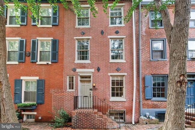 Primary Photo - 320 S Iseminger St