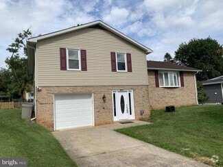 Building Photo - 18 Flanders Ridge Ct