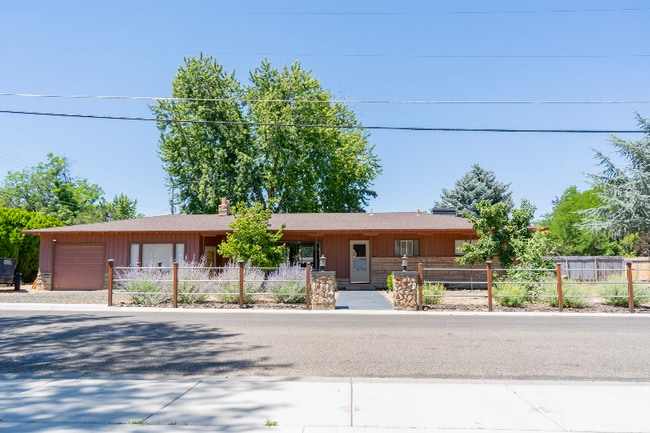 Primary Photo - 1107 W Cameron St