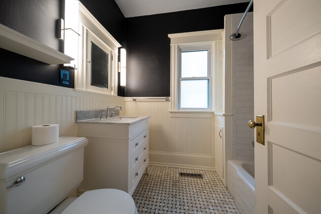 Building Photo - 4135 Quail Ave N