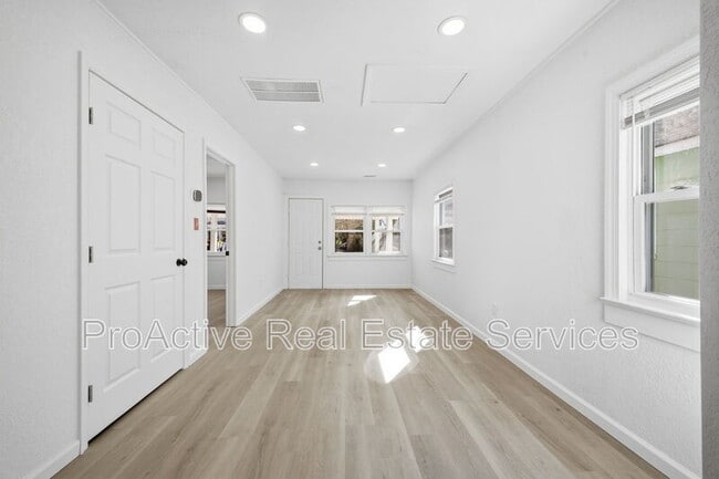 Building Photo - 828 W 42nd St