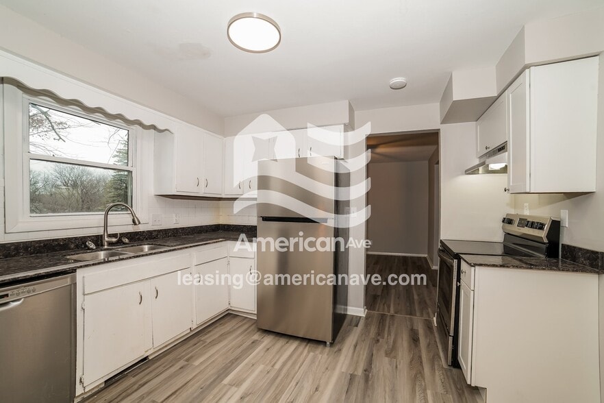 Building Photo - 6619 N Greenmont Rd