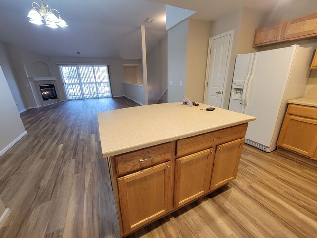 Building Photo - Spacious 2 bed, 2 bath townhome style cond...