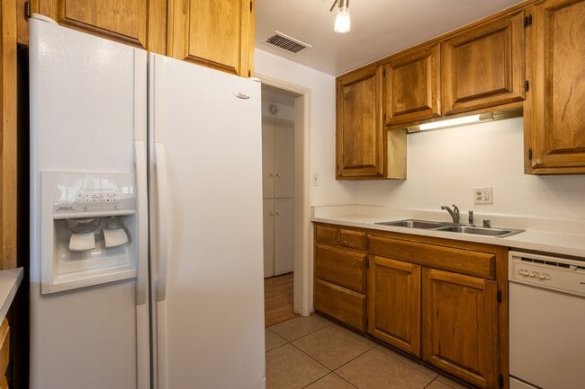 Building Photo - Centrally Located 3 Bedroom 1 Bathroom In ...