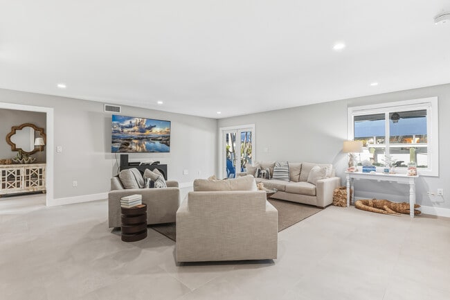 Building Photo - 165 1st St E