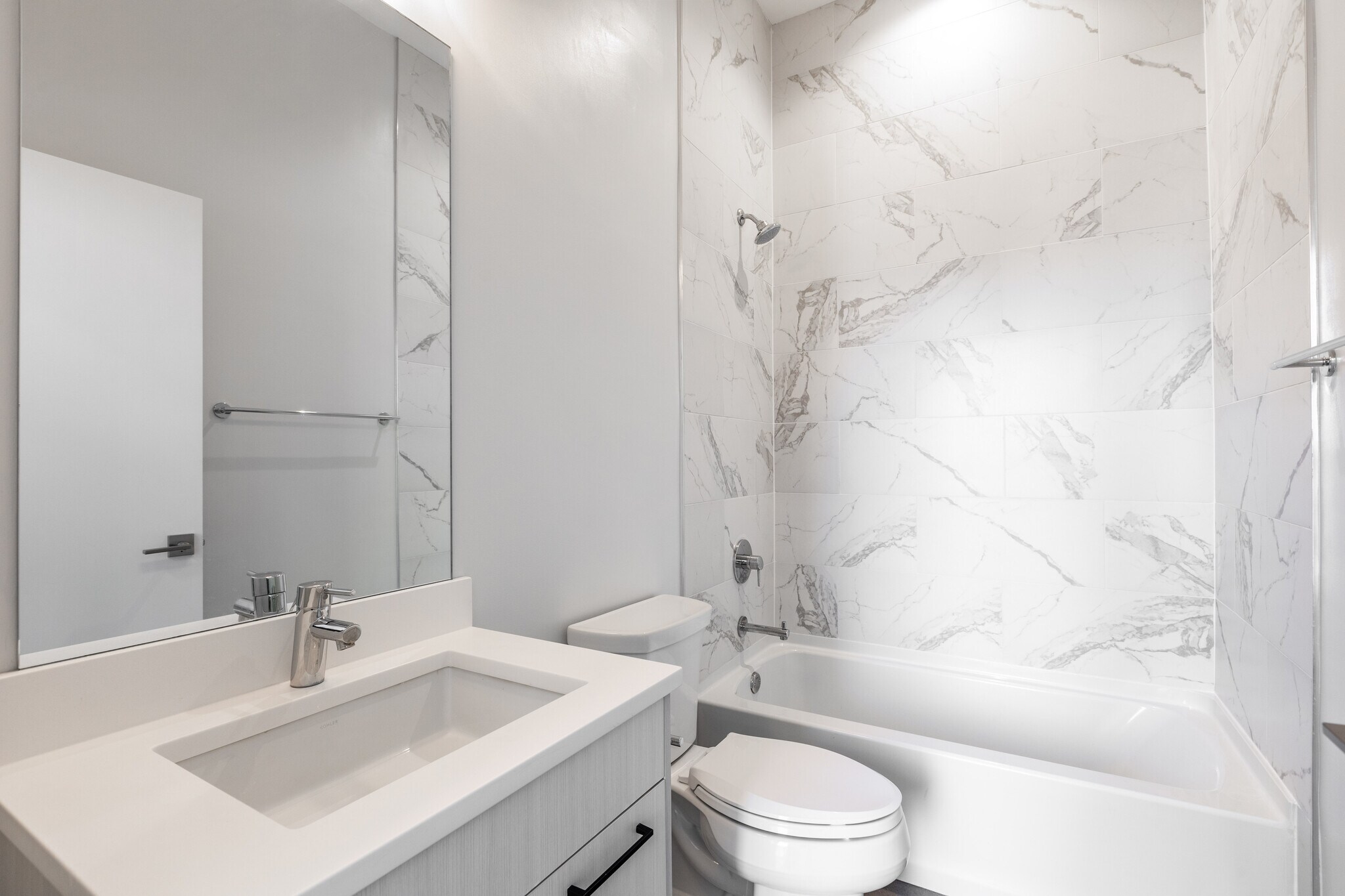 Building Photo - 2250 W Lawrence Ave