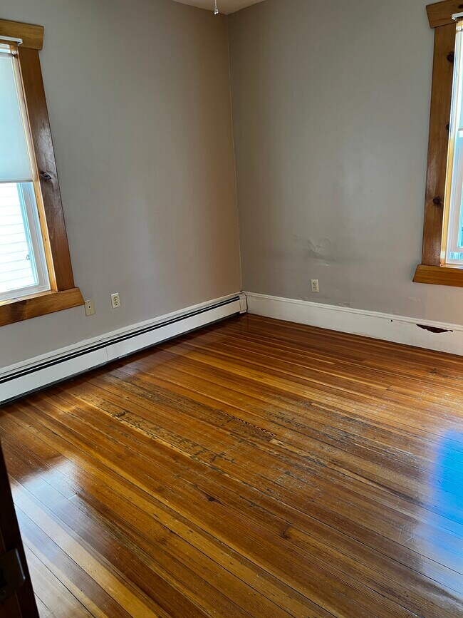 Building Photo - 25 Maple St