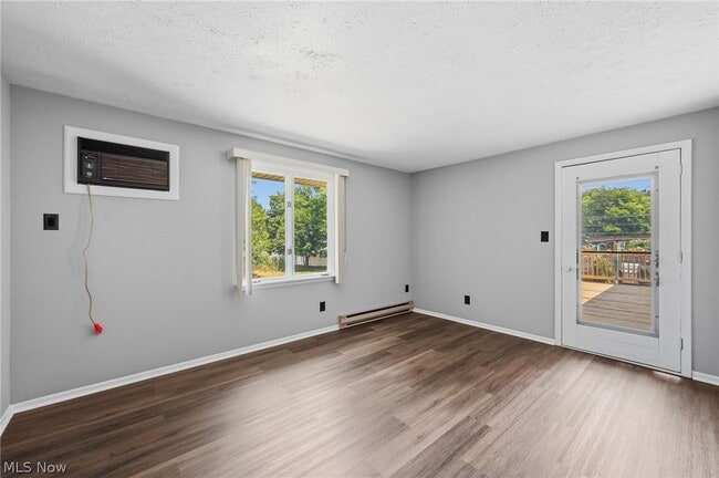Building Photo - 333 E Ridgewood Dr