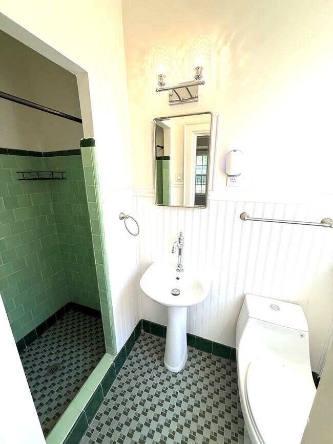 Building Photo - ** 4 Bed 3 Bath located in Old Cloverdale ** Call 334-366-9198 to schedule a self-tour