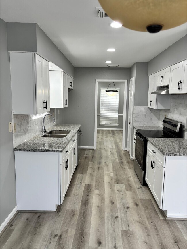 Building Photo - 815 Pebbleshire Dr