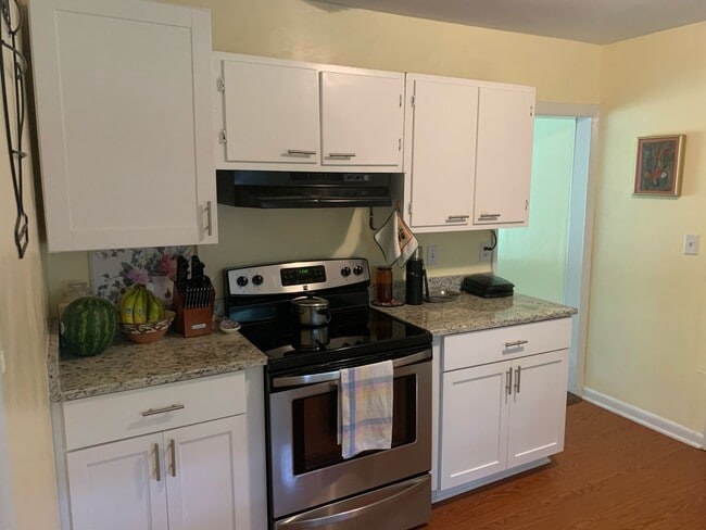 Building Photo - Three Bedroom 1.5 Bath Home in Great Location in NW Orman Leigh Estates