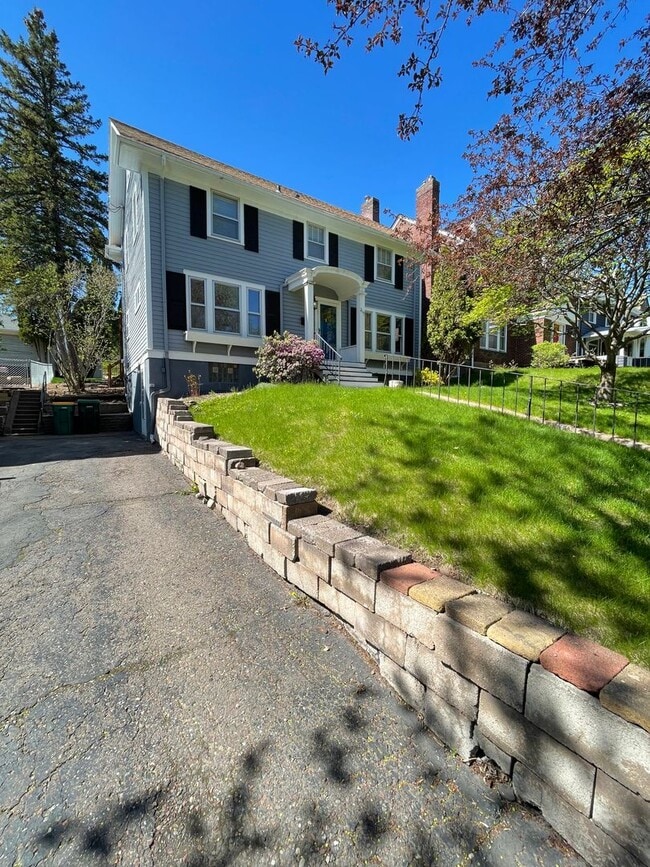 Building Photo - Available Sept 3! - Beautiful 4 Bed 3 Bath