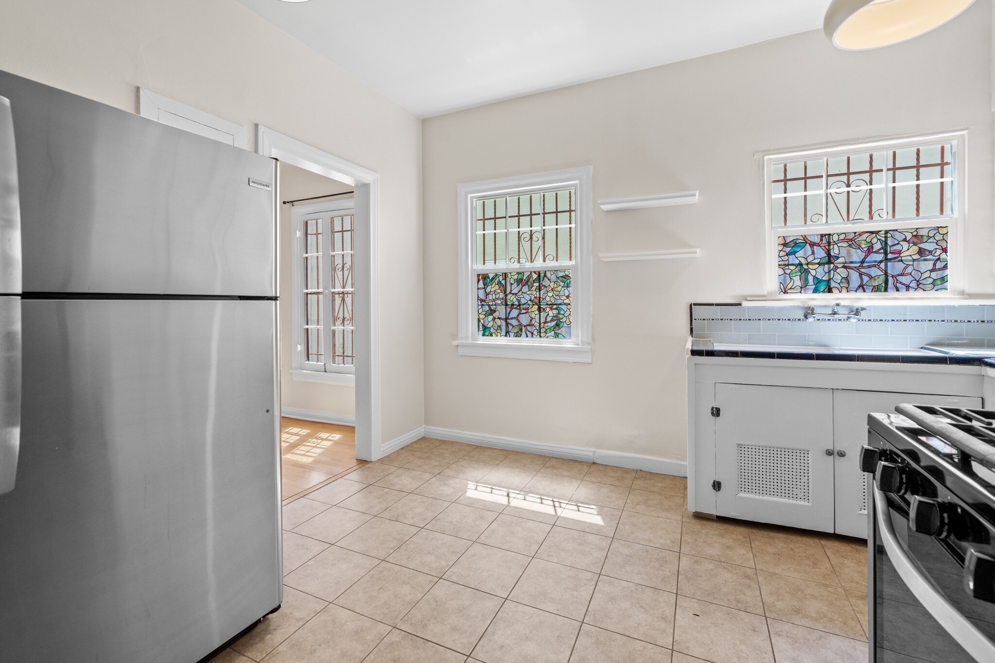 Building Photo - 429 N Gardner St