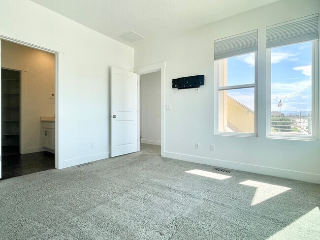 Building Photo - Gorgeous Townhome in South Jordan!
