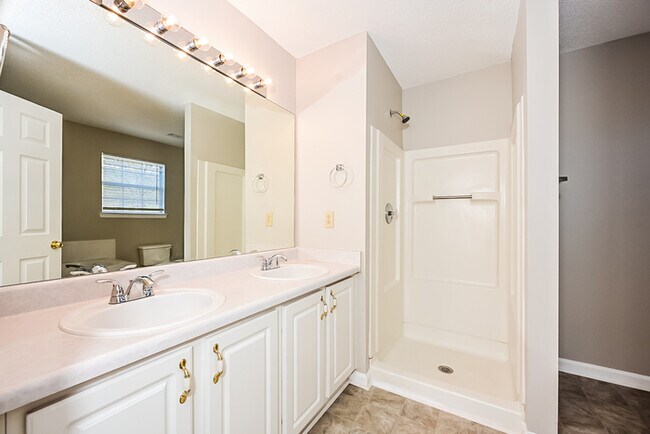 Building Photo - Fantastic 4bd/2.5ba home! Let yourself in!