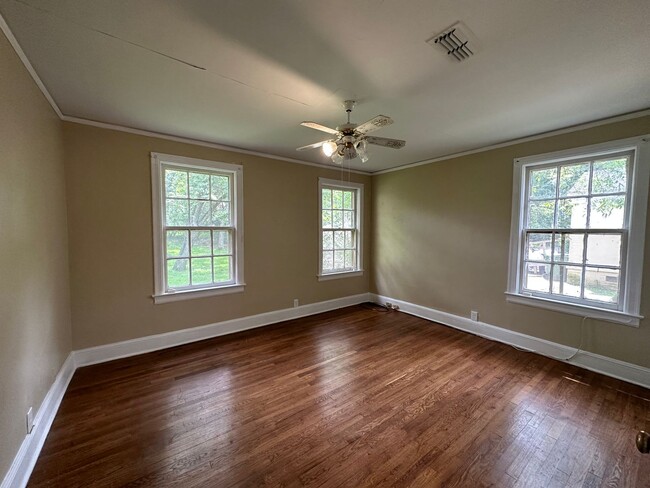 Building Photo - Great Brick Home