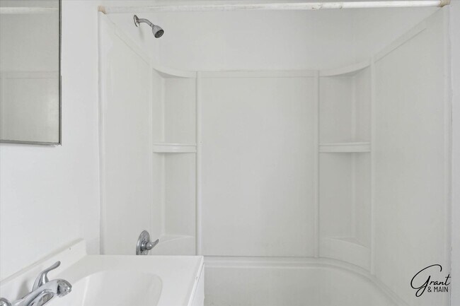 Building Photo - $1,300/month - 3 Bed 1 Bath