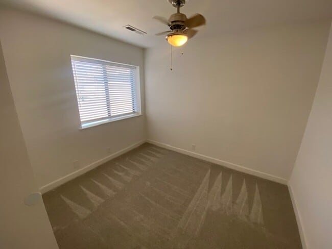 Building Photo - 434 Creekside Ln