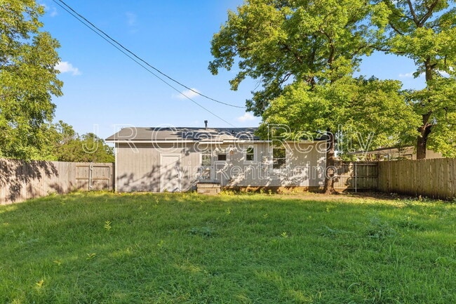 Building Photo - 105 David Davis Dr
