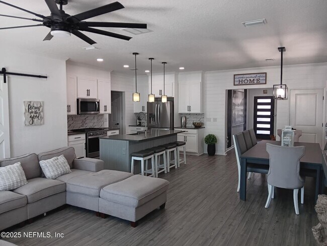 Building Photo - 467 Chandler Dr