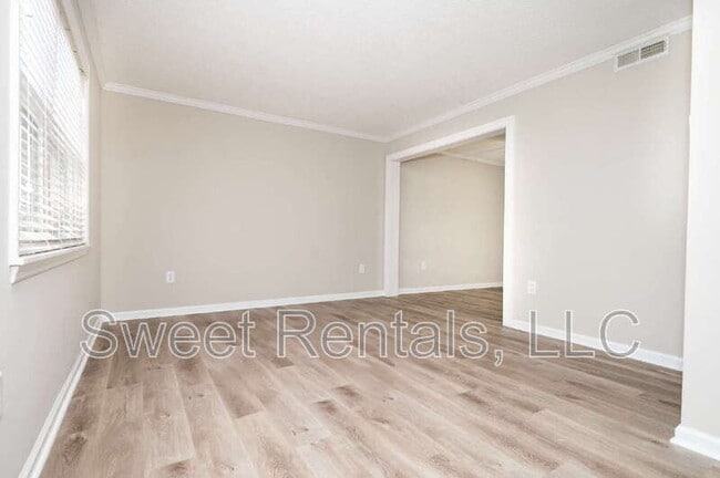 Building Photo - 415 Parkdale Dr