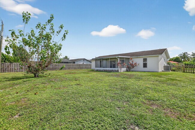 Building Photo - 561 SE Karrigan Terrace