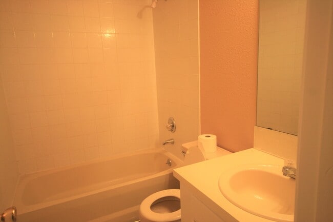 Building Photo - Newly Re-Modeled 3 Bedroom 2 Bath Home nea...