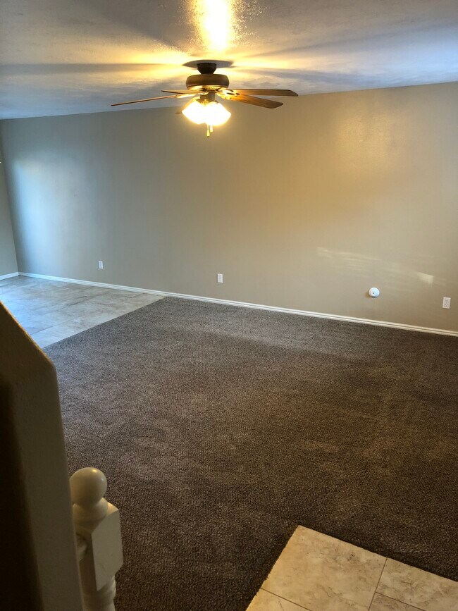 Building Photo - 441 Sunland Dr