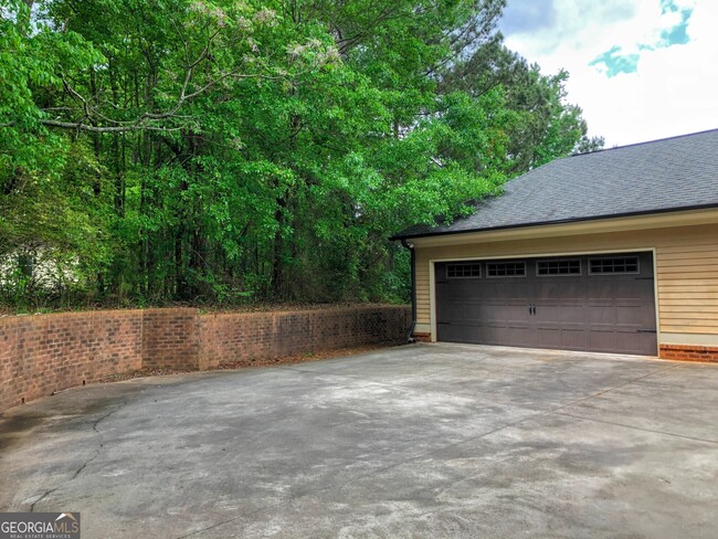 Building Photo - 1121 Livingston Trail