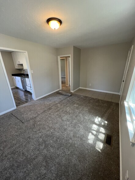 Building Photo - 633 E 500 S