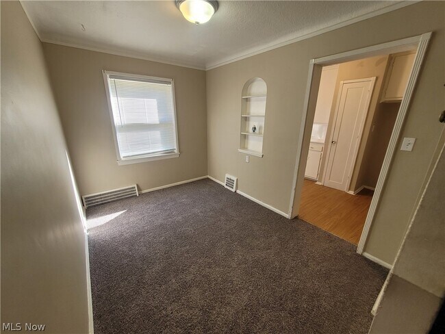 Building Photo - 255 E 250th St