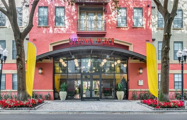 Building Photo - 1x1 Bright and spacious, convenient 1st floor unit