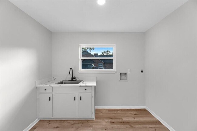 Building Photo - 213 Westview Dr