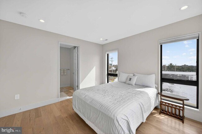 Building Photo - 911 S Oak St