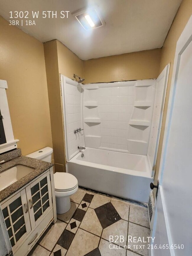 Building Photo - 1302 W 5th St