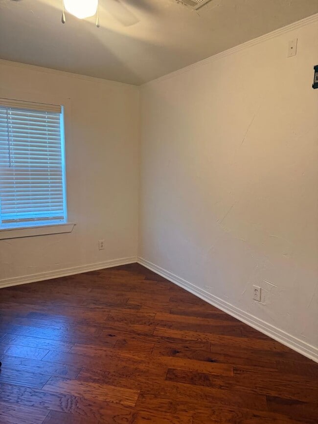 Building Photo - 1715 Oak Ave