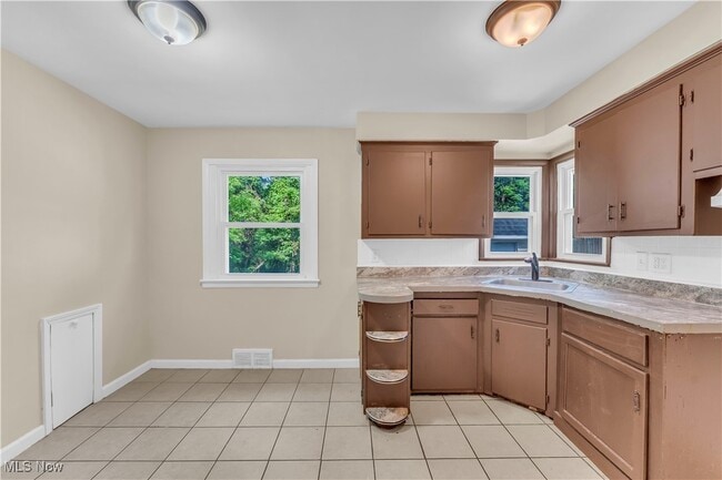 Building Photo - 5037 Greenhurst Dr