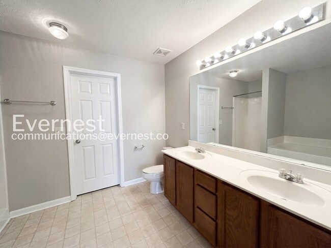 Building Photo - 2 Bed, 2.5 Bath Home with Fenced Yard & Garage / Available Now!
