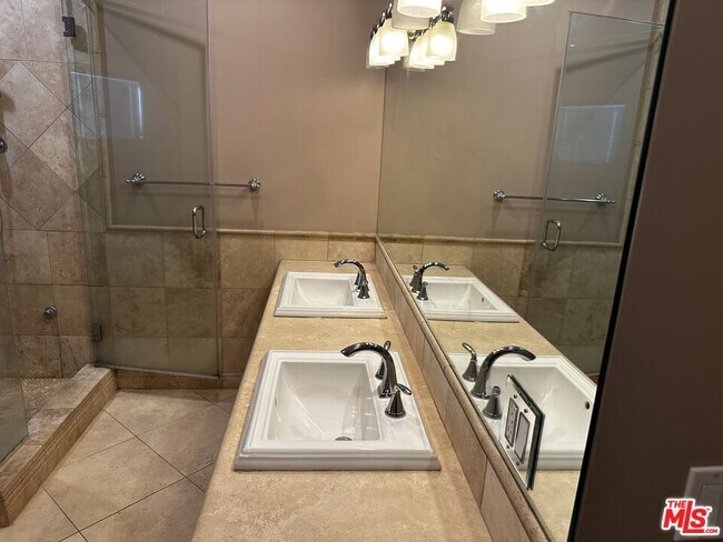 Building Photo - 5560 Buffalo Ave