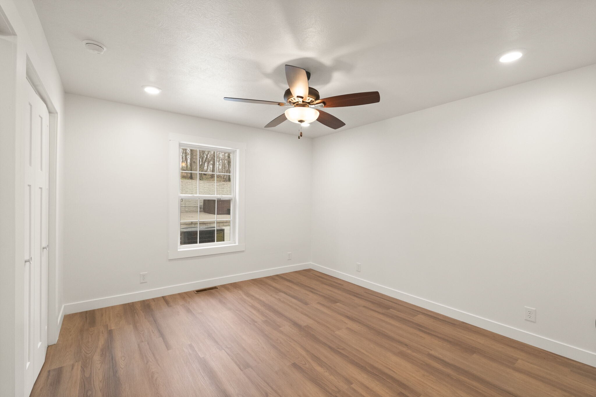 Building Photo - 1578 E 100 N