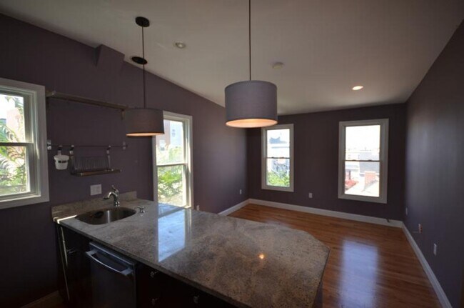 Building Photo - Spacious 2.5 Bed Now Available