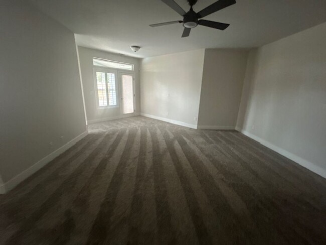 Building Photo - 4 Bedroom 2 Bathroom in SE Visalia with Po...