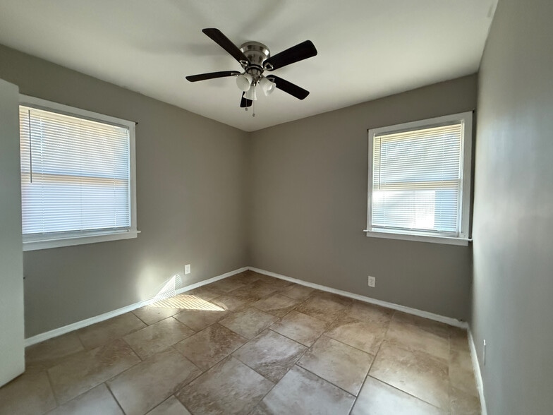 Building Photo - Room in House on Carolyn Dr SW